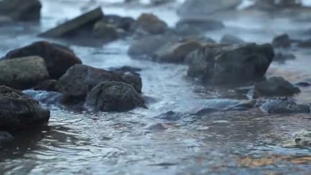 Vinter river med stenar och ångande vatten — Stockvideo