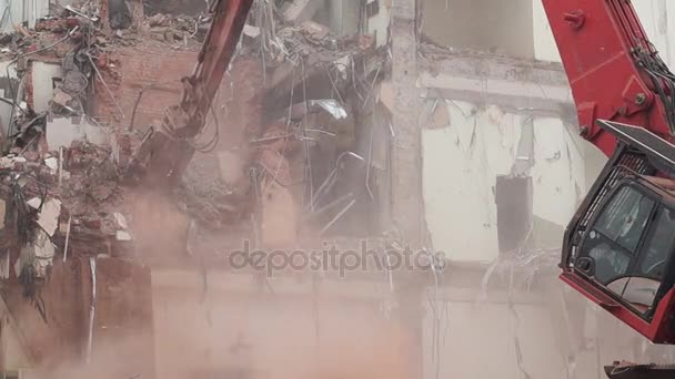 Demolice domu s hydraulickým crasher