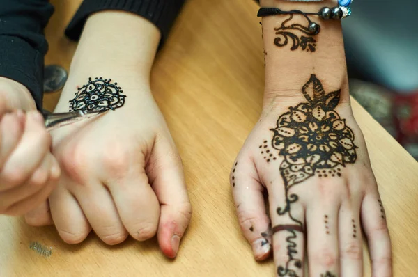 Kız yetenekli ellerde kına tarafından desenler çizer