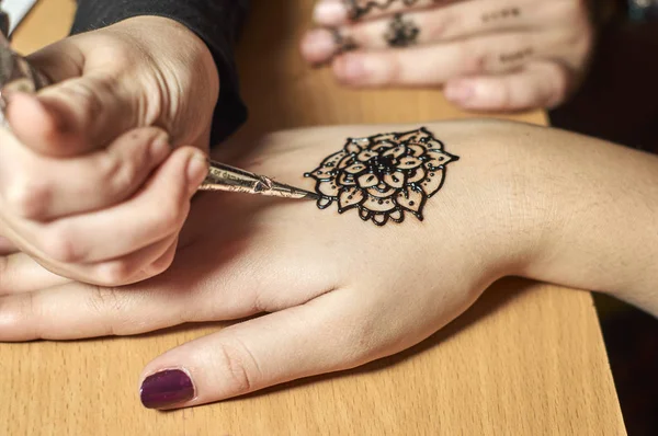 Patrones de dibujo de chica por henna en las manos — Foto de Stock