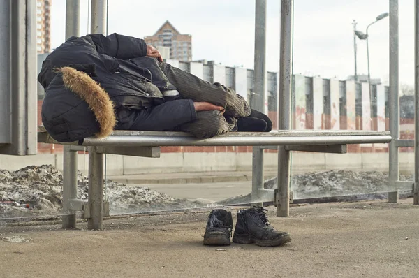 Drunk beggar sleeping on bus stop — Stock Photo, Image