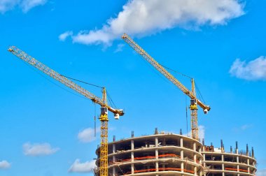 İnşaat alanı üzerinde inşaat vinçleri