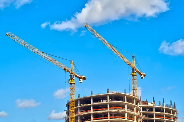 Gruas de construção no canteiro de obras — Fotografia de Stock