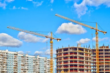 binalar Vinçler ile yapım aşamasında