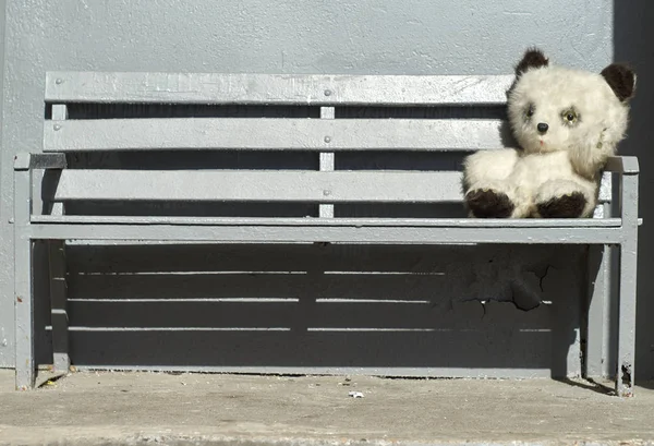 Niedźwiedź Zabawka, siedząc na ławce — Zdjęcie stockowe