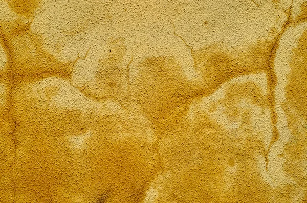Желтая стена с мокрыми пятнами — стоковое фото