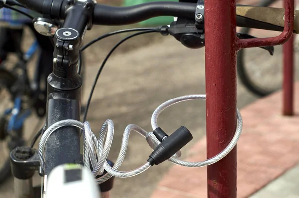 Serratura di sicurezza bloccaggio bicicletta in strada — Foto Stock