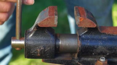 Erkek el çarpık bir çivi mengene içinde sıkma