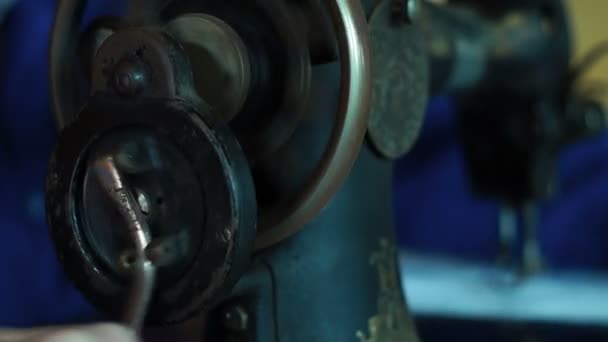 Femme travaillant sur une vieille machine à coudre — Video