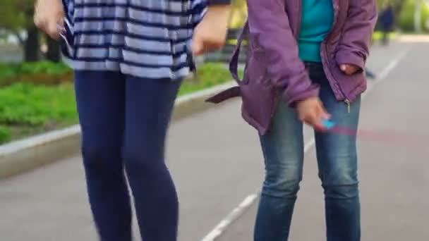 Menina pulando corda ao ar livre — Vídeo de Stock