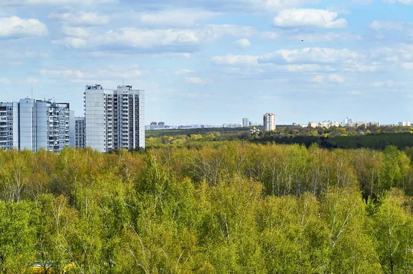 Paisagem de Moscou com edifícios residenciais e floresta — Fotografia de Stock