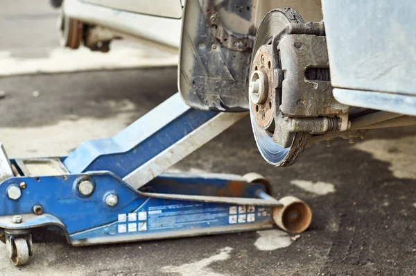 Altes Auto ohne Räder am Wagenheber im Freien — Stockfoto