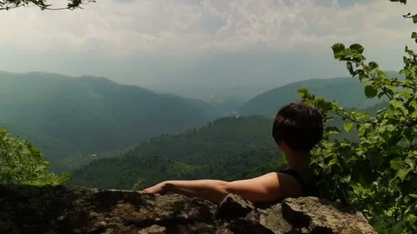 Femme relaxante au sommet de la montagne — Video