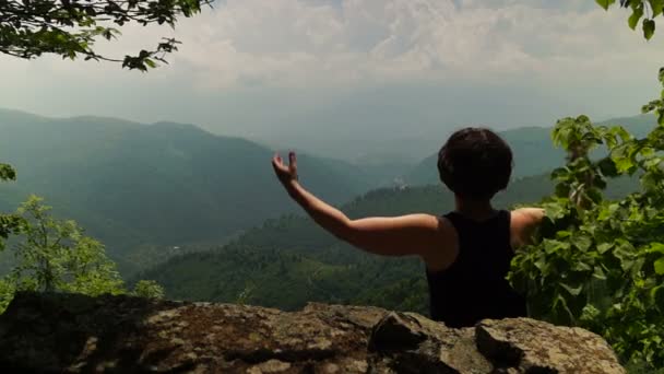 Mujer disfrutando de paisaje de montaña — Vídeos de Stock