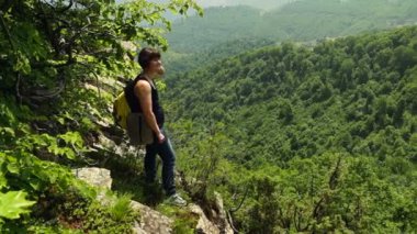 Kadın turist dağlarda Uçurumdaki ayakta