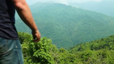Orta yaşlı adam dağlarda silah outstretching