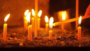 El tutuşturmak kilise yakın çekim bir mum