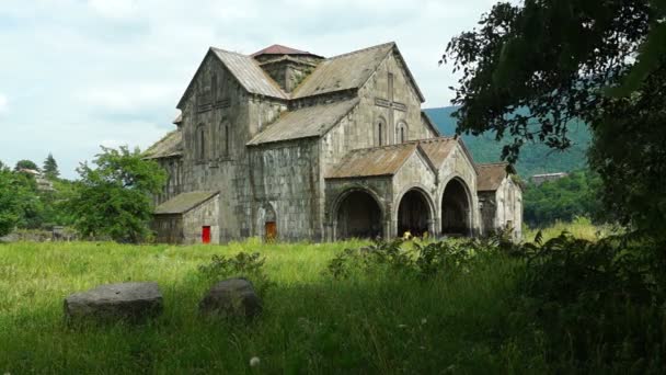 Schöne alte armenische Kloster achtala — Stockvideo