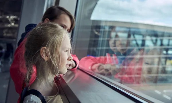 Crianças no aeroporto à espera de um avião — Fotografia de Stock