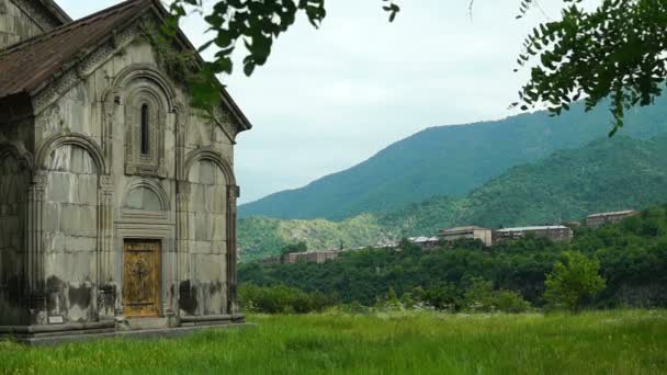 Sommarlandskap i forntida armeniskt kloster Akhtala — Stockvideo