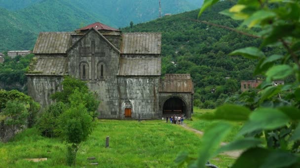 Величественная древняя церковь в армянском монастыре Ахтала — стоковое видео