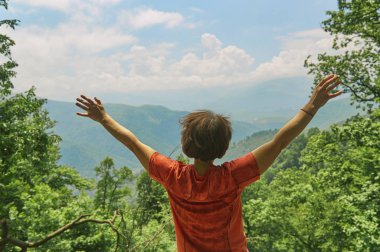 Güzel manzarayı silah yükselterek neşeli kadın uzun yürüyüşe çıkan kimse