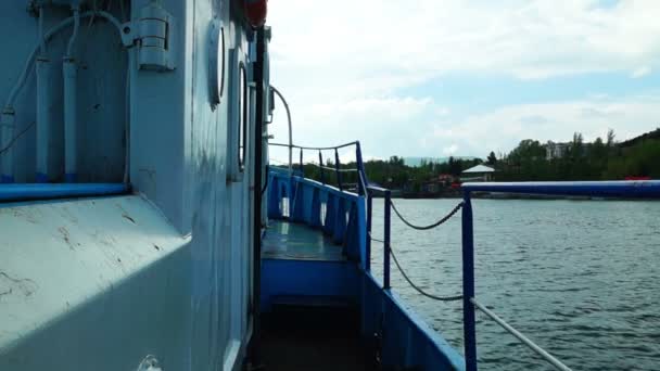 Flutuando em navio velho ao longo de um lago — Vídeo de Stock