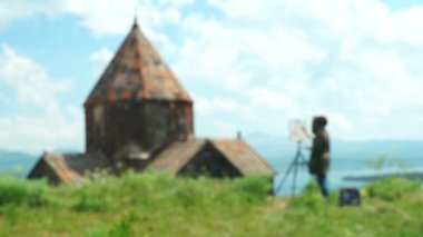 Kadın ressam eski bir kilise çizer