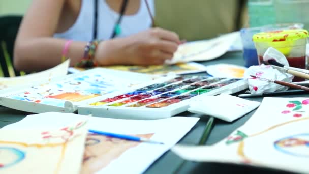 Teen girls painting watercolors outdoors — Stock Video