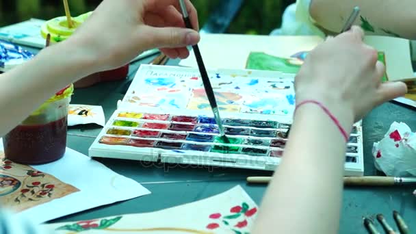 Молодые девушки рисуют акварели на открытом воздухе — стоковое видео