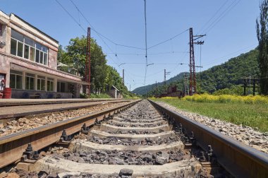 Ermenistan'ın kırsal tren garının yakınında raylar