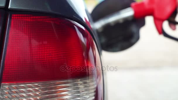 Mão masculina reabastecendo um carro no posto de gasolina — Vídeo de Stock