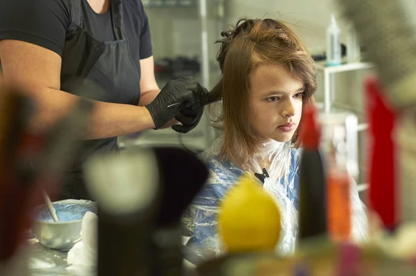 Teenager Mädchen im Friseurladen — Stockfoto