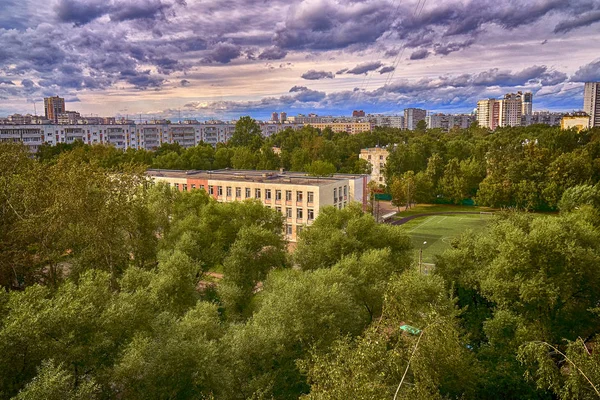 Edifício de escola de moscow habitual com campo de futebol — Fotografia de Stock