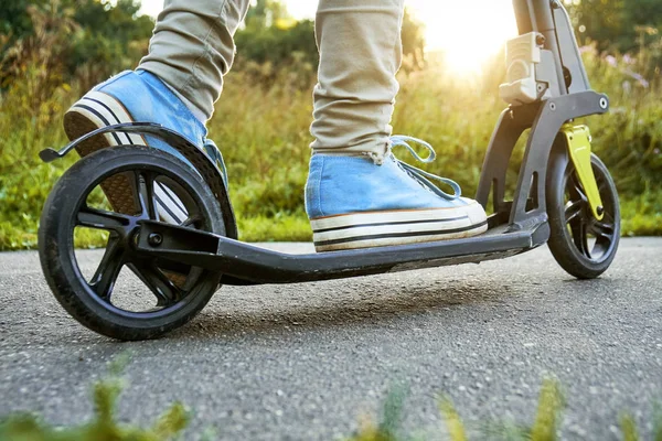 Kızların ayak parkta tekme scooter sürme