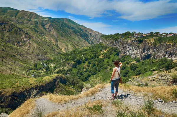 Kaya kenarında duran ve harika mountain view adlı arayan turist