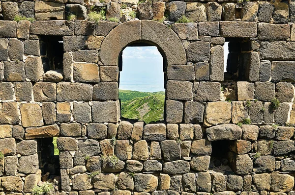 Janelas na parede de tijolos da fortaleza medieval — Fotografia de Stock