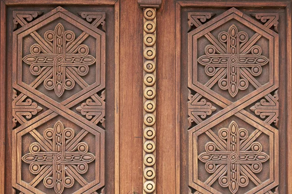 Ornamente an den hölzernen Kirchentüren im armenischen mittelalterlichen Kloster — Stockfoto