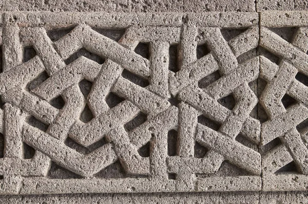 Ortaçağ Ermeni Manastırı Geghard kilise kapısında süsleme — Stok fotoğraf