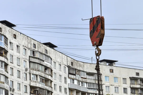 Gancho de una grúa de construcción lleva materiales de construcción —  Fotos de Stock