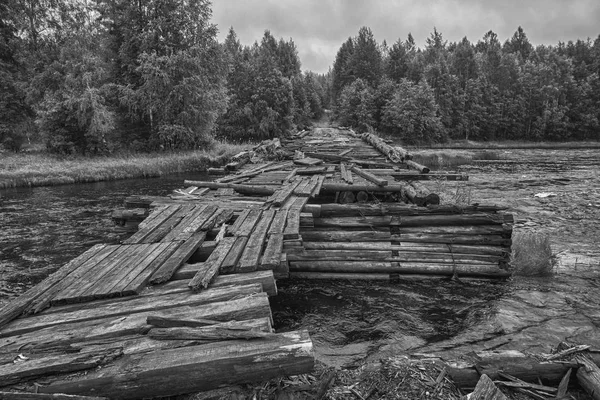 Чорно-білий знімок зруйнованого дерев'яного мосту — стокове фото
