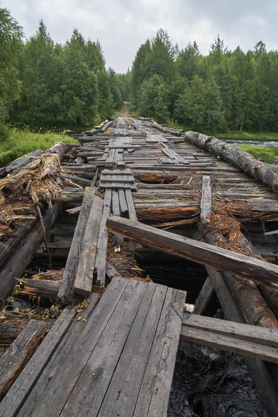 Зруйнованого дерев'яного моста в Росії — стокове фото