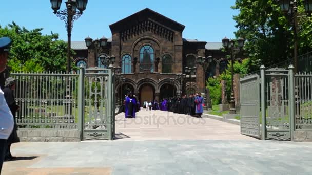 Armenië, Etchmiadzin klooster - 11 juni, 2017. Processie van Armeense geestelijken begeleidende de Patriarch Garegin Ii aan de dienst — Stockvideo