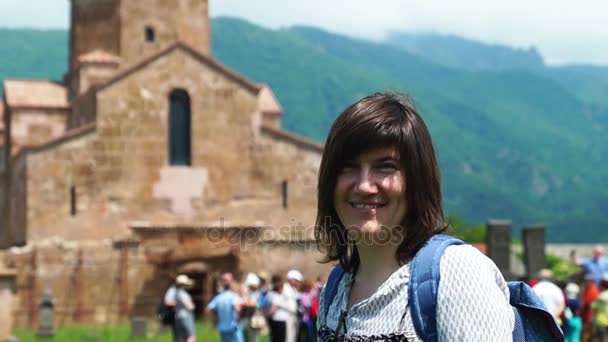 在古亚美尼亚教堂前的一个女性高加索游客的夏季拍摄 — 图库视频影像