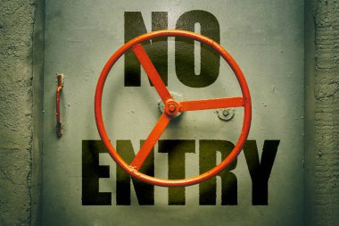 Hiçbir enrty uyarı kapalı metal kapı