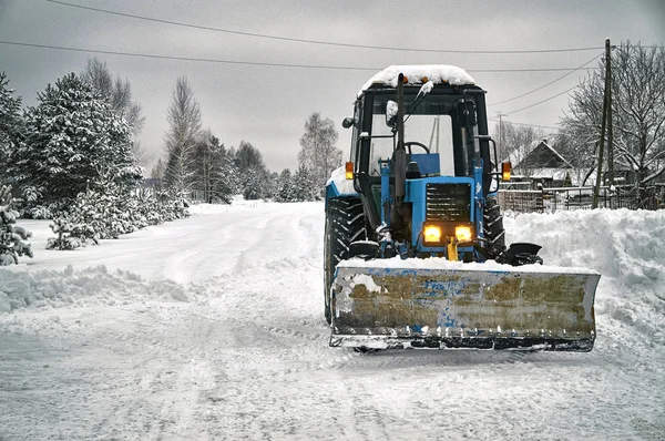 Un Tracteur Bleu Couvert Dans La Neige Photo stock - Image du suède,  décembre: 106142176