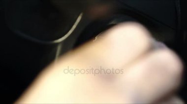 Erkek el bir araba motoru anahtar ile başlayan