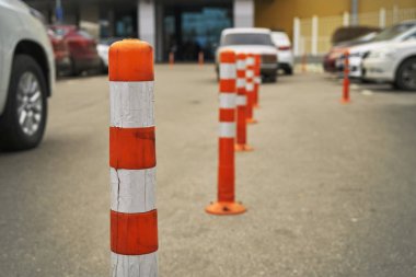 Sınır elemanları süpermarket yakınındaki park alanı üzerinde kısıtlama plastik