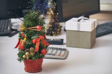Noel ağacı ve Noel arifesi çalışma yerinde bir hediye kutusu