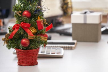 Noel ağacı ve Noel arifesinde çalışma yeri bir hediye kutusu